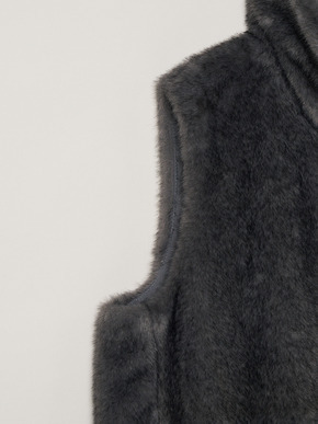 Wavy fur panel vest 詳細画像